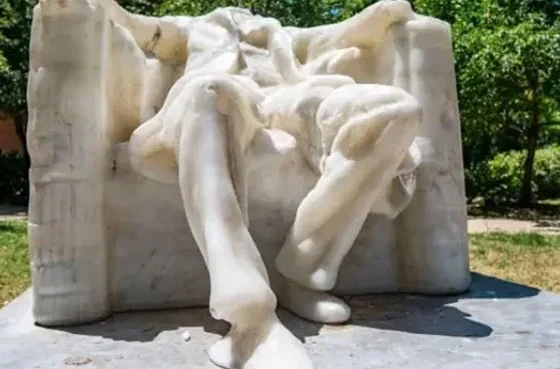 Extreme heatwave melts statue of former US president