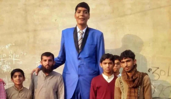 Pakistan’s tallest man, Zia Rasheed, passes away at 30