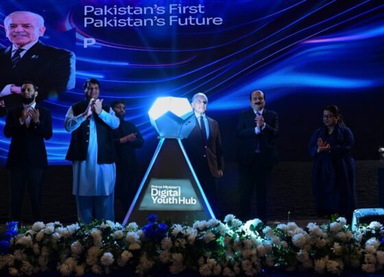 总理：承诺确保用现代技术赋予青年权力