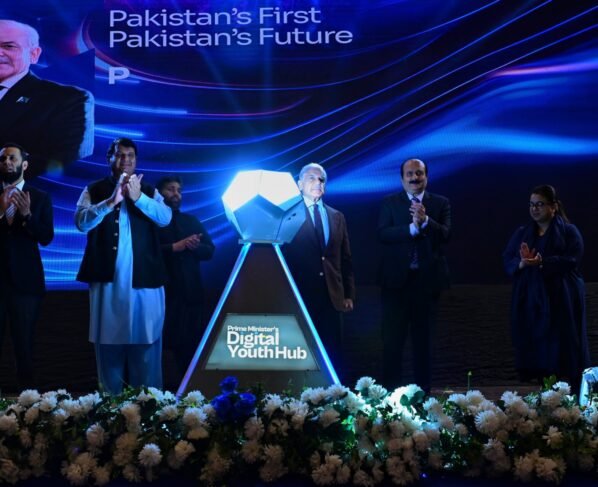 总理：承诺确保用现代技术赋予青年权力