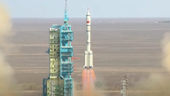 中国成功发射神舟二十号载人飞船